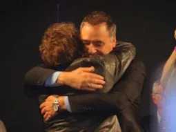 Manuel Adorni, fundiéndose en un abrazo con el presidente Javier Milei.