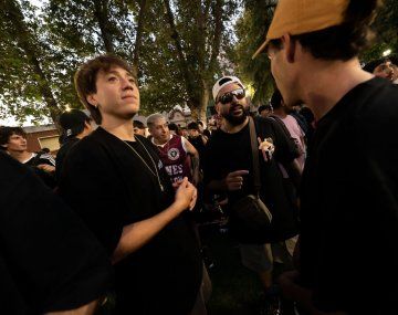 Paulo Londra visitó su antiguo colegio y la plaza en donde comenzó a hacer música