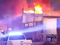 Voraz incendio destruye un supermercado chino en Zárate