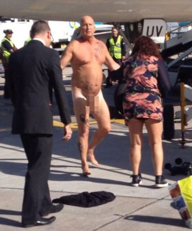 VIDEO: Pasajero borracho se desnuda en la pista de aterrizaje