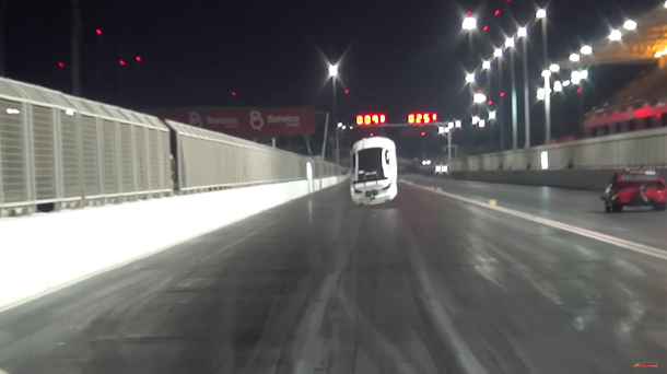Un auto que arrancó tan rápido que despegó como un avión