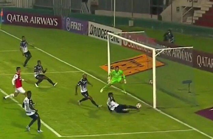 El milagro de River: Junior se perdió tres goles en la línea ante Santa Fe