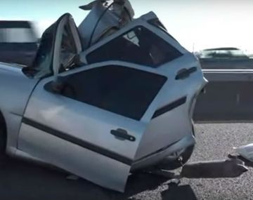 Un micro chocó a un auto parado en la Autopista Buenos Aires-La Plata