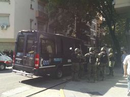 panico en recoleta por un joven atrincherado en su departamento panico en recoleta por un joven atrincherado en su departamento