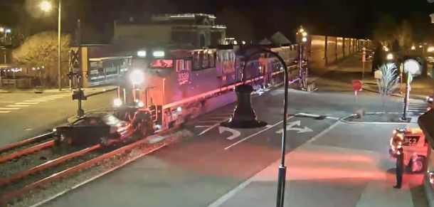 Un tren arrolló un auto en Estados Unidos