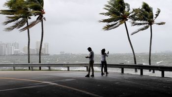 el huracan irma se siente en las calles de miami el huracan irma se siente en las calles de miami