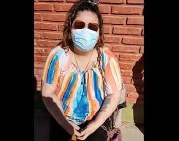 Una mujer desesperada se encadenó en un hospital para que atiendan a su padre