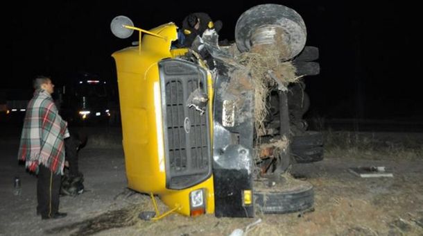 Un hombre y una nena murieron al chocar un auto con un camión de caudales