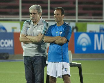 Aníbal Fernández junto al ahora ex DT, Emanuel Roggero