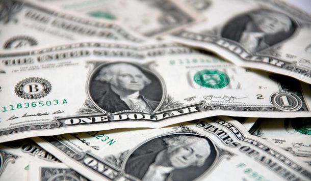 El dólar cayó 10 centavos ante la presunción de que el Central mantendrá la tasa en el 40%