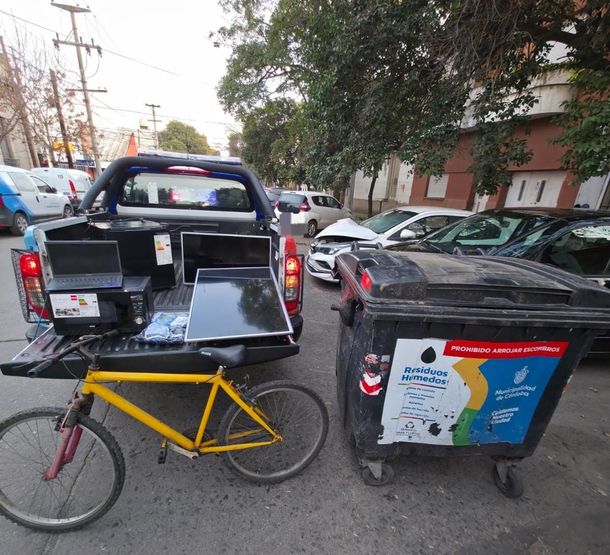 Robó en una barbería y quiso escapar llevando el botín en un contenedor de basura Robó en una barbería y quiso escapar llevando el botín en un contenedor de basura