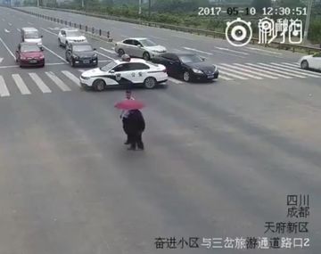 Un policía ayuda a una persona mayor a cruzar la calle