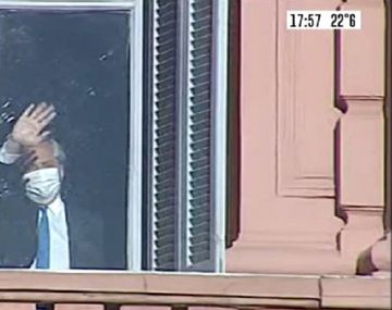 Alberto Fernández saludó a la multitud que participa de la caravana por Néstor Kirchner