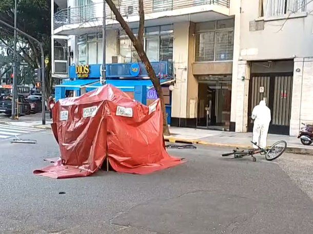 Un conductor atropelló y mató a un ciclista de 69 años con una camioneta en Palermo: escapó