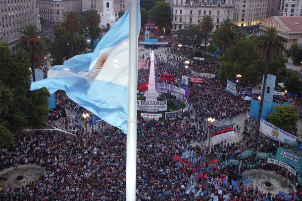 Democracia para siempre: las fotos del acto en Plaza de Mayo