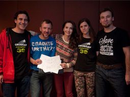 Oreiro visitó a los activistas de Greenpeace en Rusia