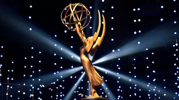 A qué hora son hoy domingo los Premios Emmy 2025 y cómo verlos en vivo