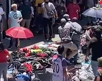 Batalla campal entre manteros y comerciantes en pleno barrio de Flores