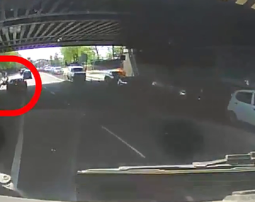 VIDEO: Un ciclista le hizo fuck you a un automovilista y éste lo atropelló