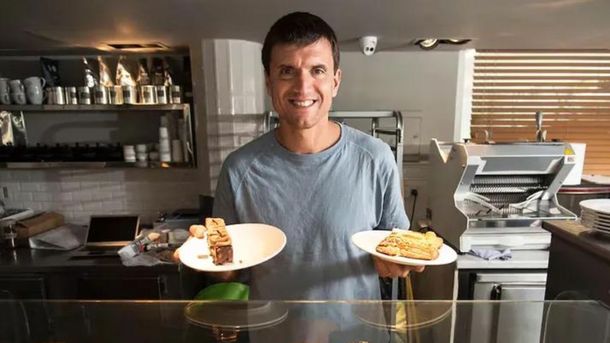 Tras su retiro, el exdefensor se volcó de lleno al mundo de la gastronomía.  Tras su retiro, el exdefensor se volcó de lleno al mundo de la gastronomía.