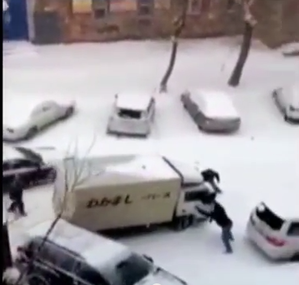 VIDEO: La vida propia de los autos en Rusia por culpa de la nieve