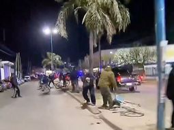 Así apedrearon el auto de Javier Milei a la salida del acto en Moreno