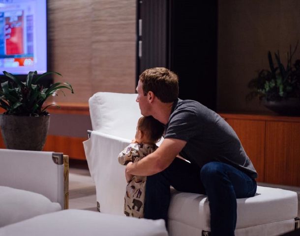 Mark Zuckerberg junto a su hija Max siguiendo las elecciones de Estados Unidos