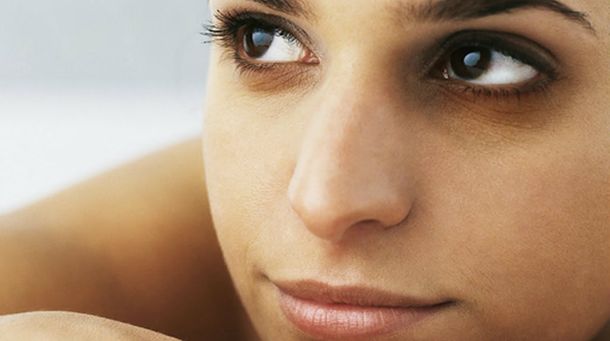 El truco casero definitivo para aplicar contorno de ojos con corrector