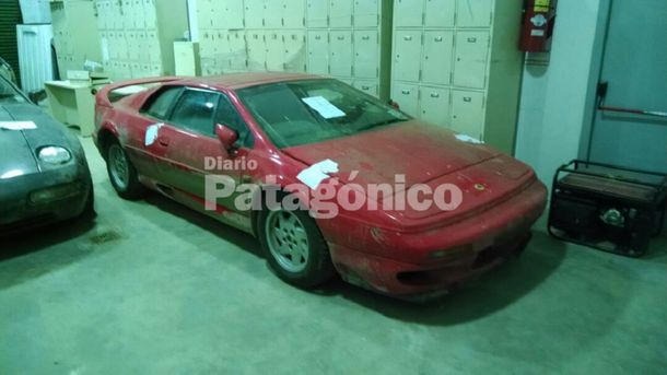 Así están los autos del staff de Top Gear en la Aduana de Río Grande (foto de Patagónico.net)