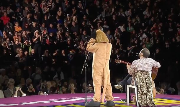 Un hombre disfrazado de toro cantó un jingle de Wos en el cierre de campaña de Leandro Santoro