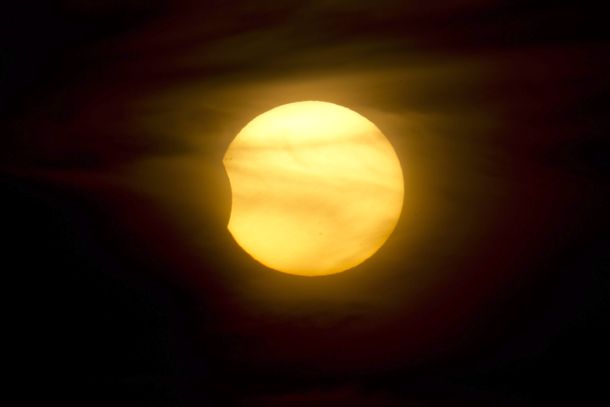 Un eclipse solar total maravilló el atardecer de Kenia