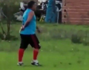 Un policía perdió un partido de fútbol