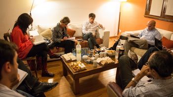 la intimidad kicillof en el living de su casa junto a periodistas la intimidad kicillof en el living de su casa junto a periodistas