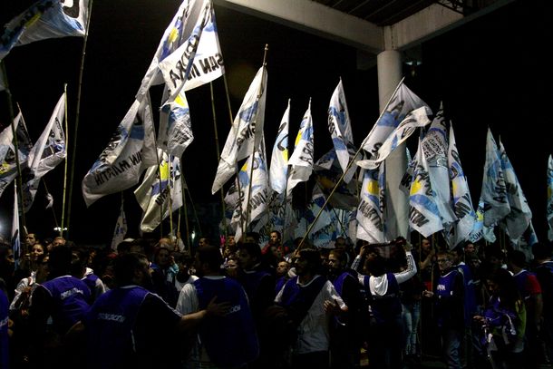 Militantes esperan por Cristina Kirchner en Aeroparque y en su casa de Recoleta
