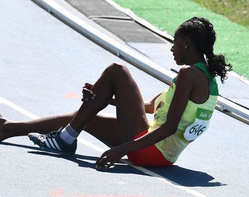 Conmovedor: una atleta corrió más de 1000 metros sin una zapatilla