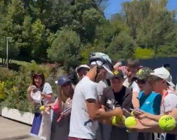Djokovic firmó autógrafos con casco tras el incidente en el Masters 1000 de Roma