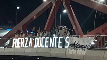 a horas del inicio del paro, docentes embanderaron la avenida general paz y hubo bocinazos a horas del inicio del paro, docentes embanderaron la avenida general paz y hubo bocinazos