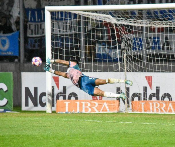 Insólito: el arquero de Almagro atajó el penal y salió a festejar pero faltaba un disparo