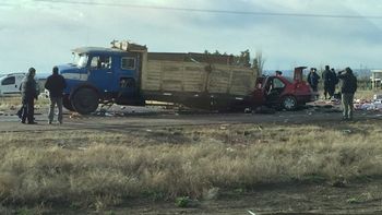 accidente fatal en la ruta 40: dos muertos al chocar un auto con un camion accidente fatal en la ruta 40: dos muertos al chocar un auto con un camion