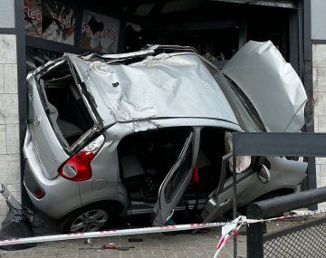 Impresionante choque en Berazategui: un auto quedó incrustado en una ferretería