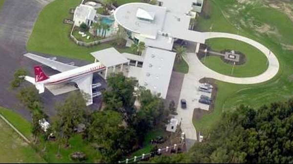 Casa De John Travolta Por Dentro John Travolta tiene 5 aviones y los estaciona en su casa