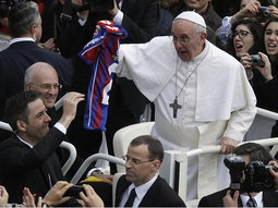francisco celebro las pascuas con la camiseta de san lorenzo francisco celebro las pascuas con la camiseta de san lorenzo