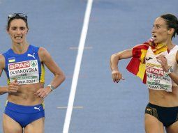 Festejó antes de llegar a la meta y su rival le robó la medalla en el último segundo