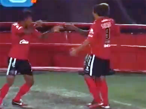 Insólito: casi expulsan a un jugador por simular un fusilamiento