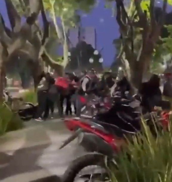 Hells Angels se agarraron a las piñas con trapitos y deliverys en pleno centro de La Plata