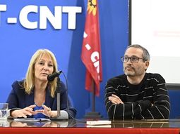 La intendenta de Montevideo, Carolina Cosse, anticipó que firmará el plebiscito del PIT-CNT contra la reforma de la seguridad social. La intendenta de Montevideo, Carolina Cosse, anticipó que firmará el plebiscito del PIT-CNT contra la reforma de la seguridad social.