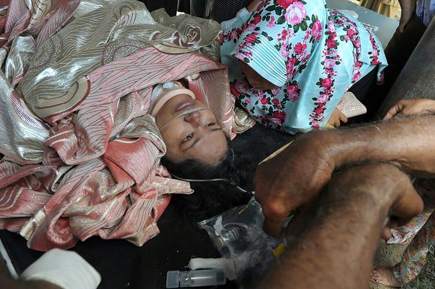 Una de las víctimas del sismo en Indonesia al ser rescatada