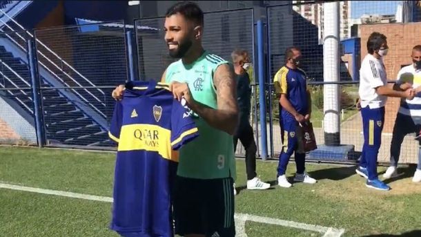 A un año de la final que Flamengo le ganó a River, Boca le regaló una camiseta a Gabigol