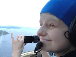 Alice se dio el gusto de volar en la cabina del piloto