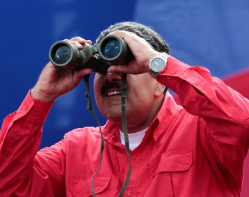 Nicolás Maduro observando con largavistas la marcha de los chavistas